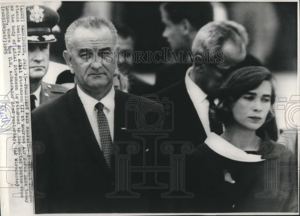 1965 Press Photo President Johnson pays respect as Stevenson body returns to US - Historic Images