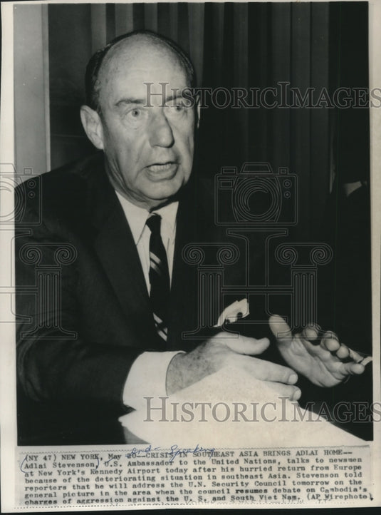 1964 Press Photo Adlai Stevenson talks to reporters in New York about Vietnam - Historic Images