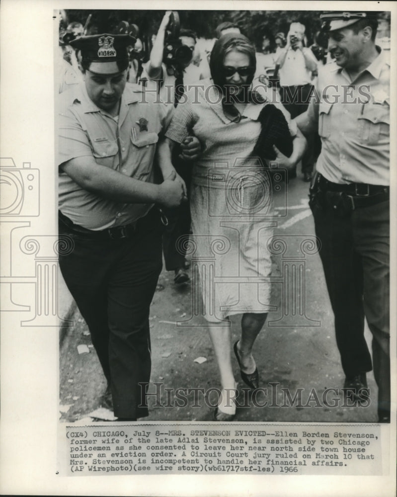 1966 Press Photo Ellen Stevenson escorted by Chicago policemen after eviction- Historic Images