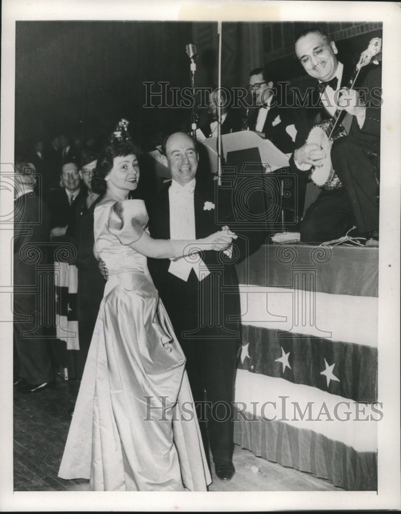 1949 Press Photo Governor and Mrs. Adlai Stevenson dance at inauguration ball - Historic Images