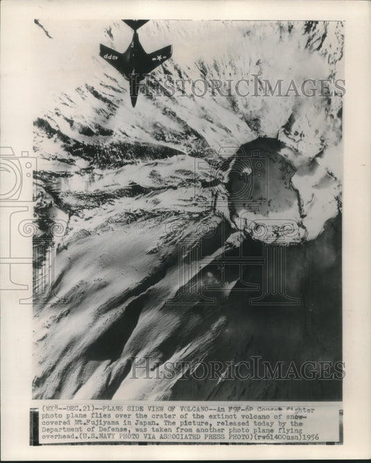 1956 Press Photo F9F Cougar fighter flying over snow covered Mt Fujiyama, Japan - Historic Images