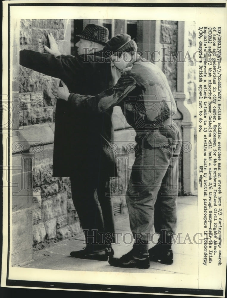 1972 Press Photo British soldier searches pedestrian in Northern Ireland - Historic Images