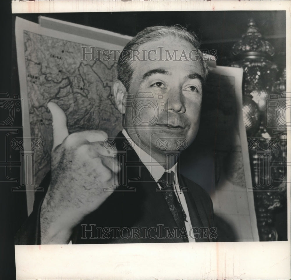1966 Press Photo Governor William Scranton Gave "Thumbs Up" In Harrisburg - Historic Images