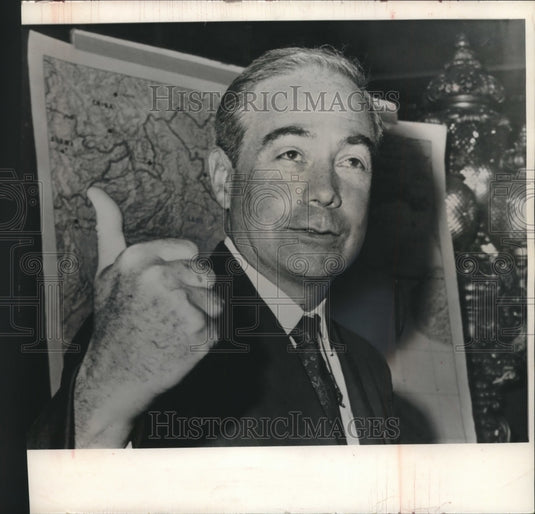 1966 Press Photo Governor William Scranton Gave "Thumbs Up" In Harrisburg - Historic Images