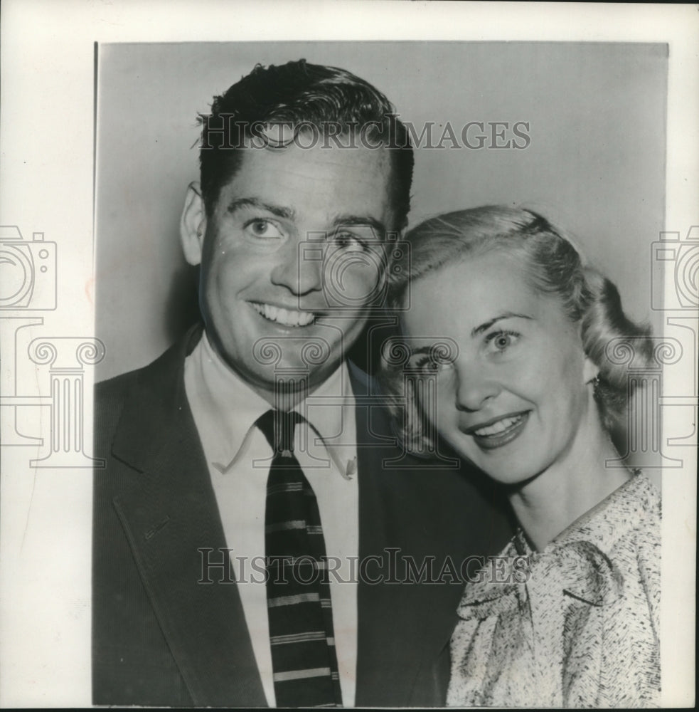 1955 Press Photo Barbara Ann Scott And Tom King Pose At Toronto, Ontario - Historic Images