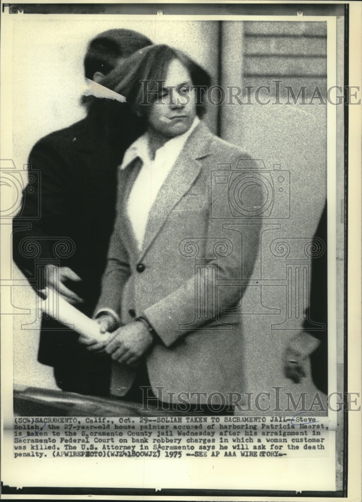 1975 Steve Solish taken to Sacramento County jail after arraignment - Historic Images