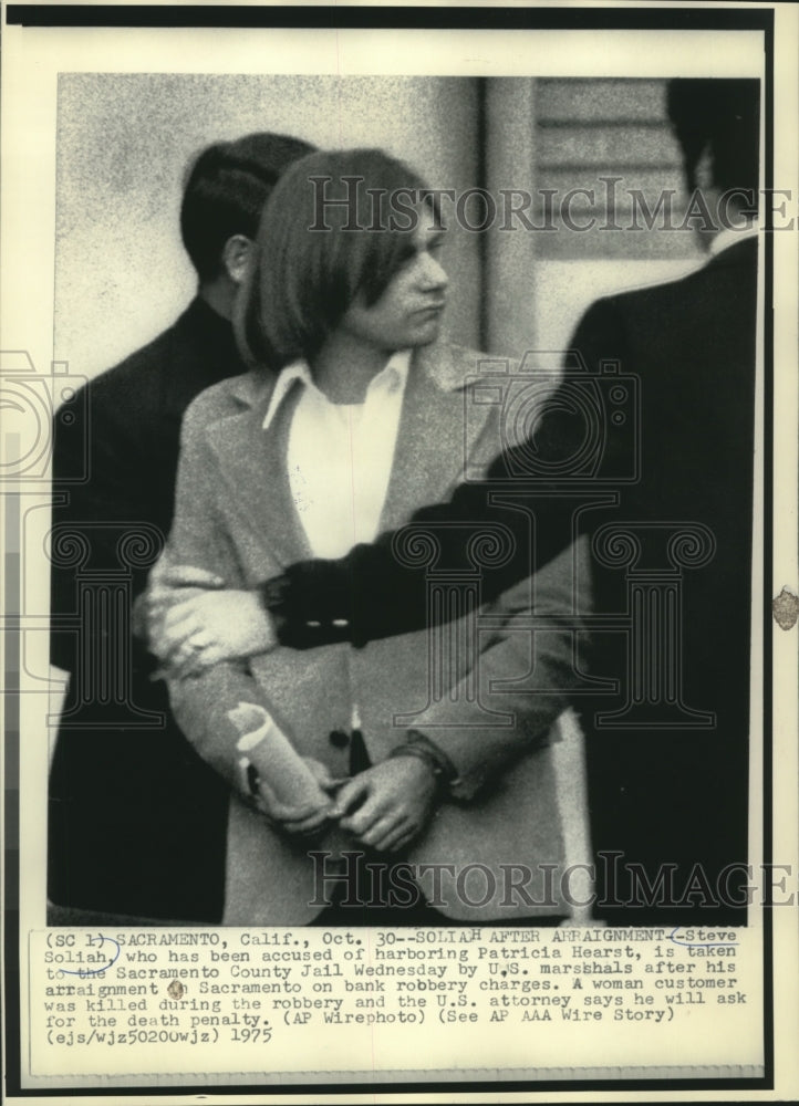 1975 Press Photo Steve Soliah taken to Sacramento County Jail by US marshals-Historic Images