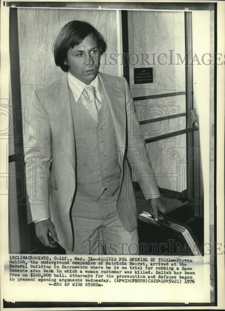 1976, Steven Soliah arrived at Federal Building in Sacramento trial - Historic Images