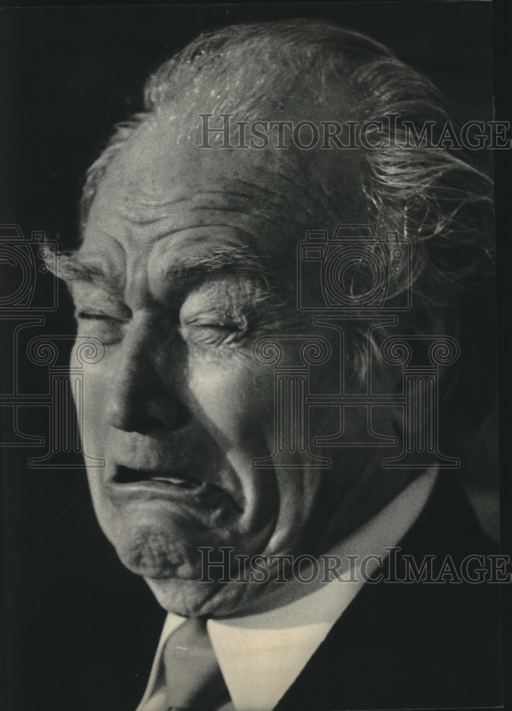 1985 Press Photo Red Skelton, fake crying, during performance, Wisconsin - Historic Images