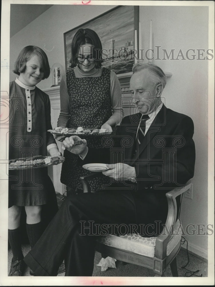 1969 Press Photo Girls serve Representative Vernon Thomson cookies, Wisconsin - Historic Images