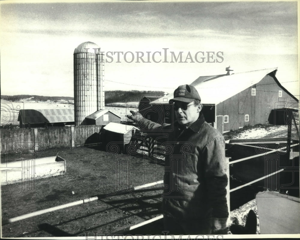 1981 Adlai E. Stevenson III Points Something Out at Oak Ridge Farm - Historic Images