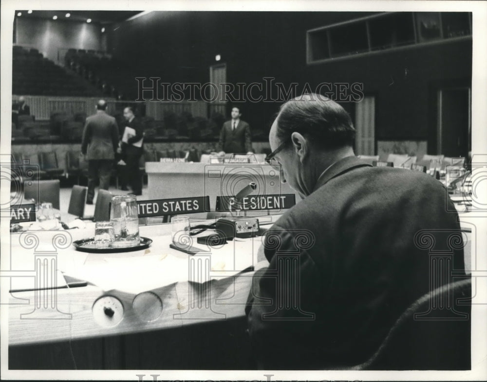 1963 Press Photo Adlai Stevenson Sitting At United Nations Security Council - Historic Images