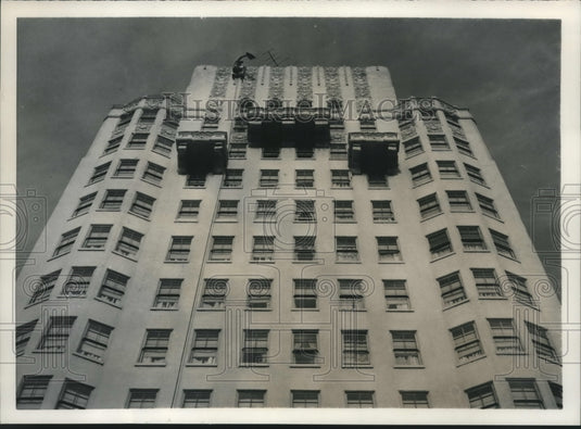 1954 Press Photo Steeplejack Ralph Clark On Roof Of San Francisco Hotel - Historic Images