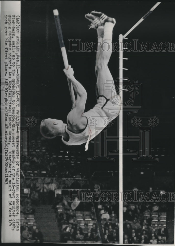 1963 Press Photo Brian Sternberg vaulting at Los Angeles Times Indoor Games - Historic Images