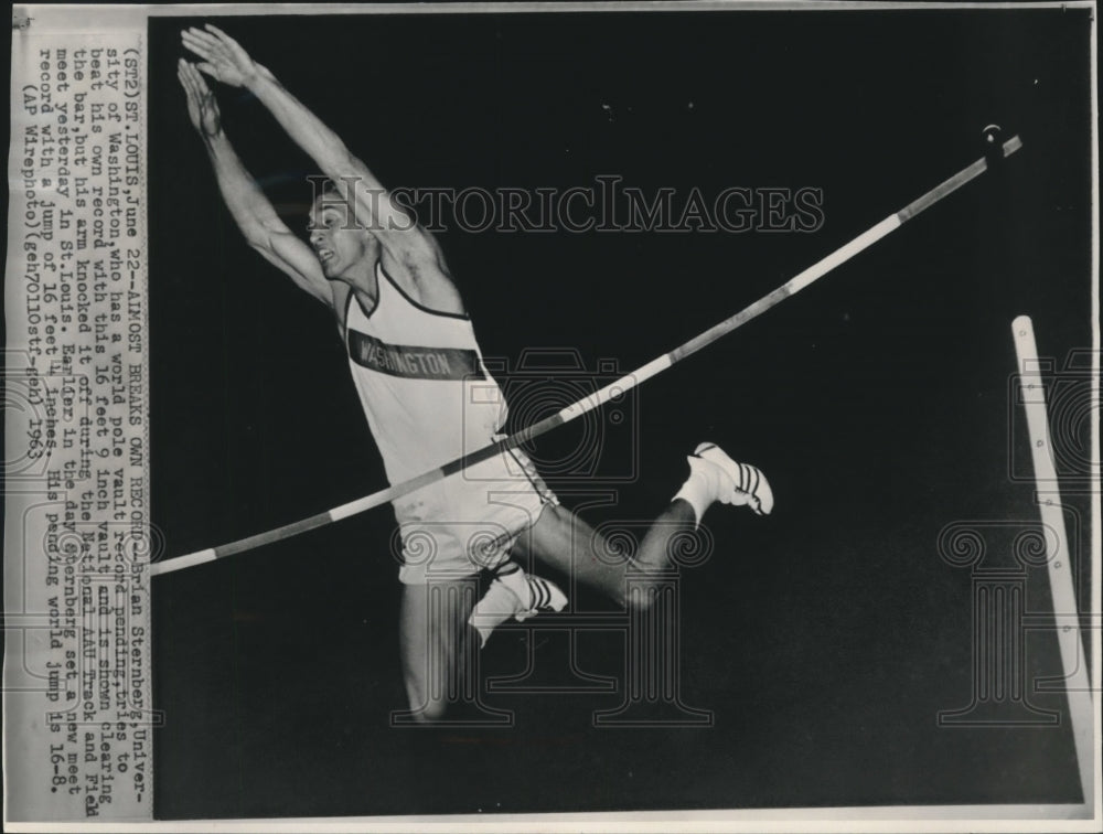1963 Press Photo Brian Sternbert pole vaults at national meet in St. Louis - Historic Images