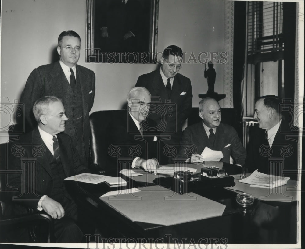 1944 Press Photo Undersecretary Edward Stettinius confers with five aides- Historic Images