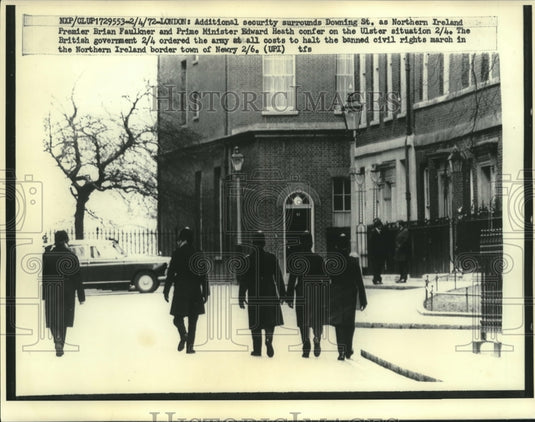 1972 Press Photo Police at Downing St for Northern Ireland & England conference-Historic Images
