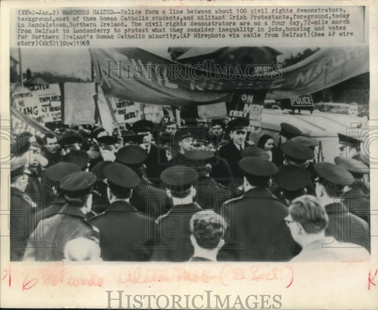 1969 Press Photo Police Form Line Between Protesters in Randalstown, Ireland - Historic Images