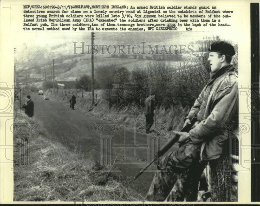 1971 Press Photo Armed British Soldier Stands Guard on Outskirts of Belfast-Historic Images