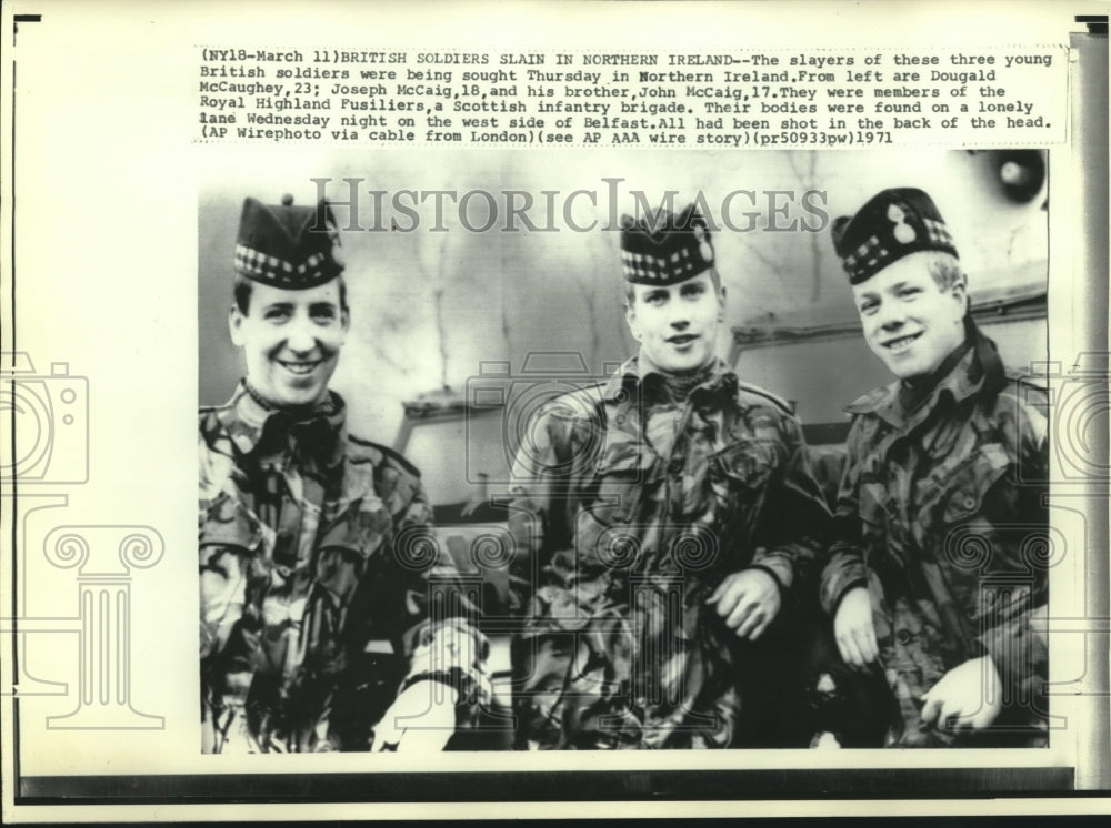 1971 Press Photo British Soldiers Dougald McCaughey and Joseph and John McCaig - Historic Images