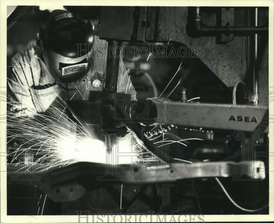 1986, Welder and Robot Work Together at A.O. Smith Company, Milwaukee - Historic Images