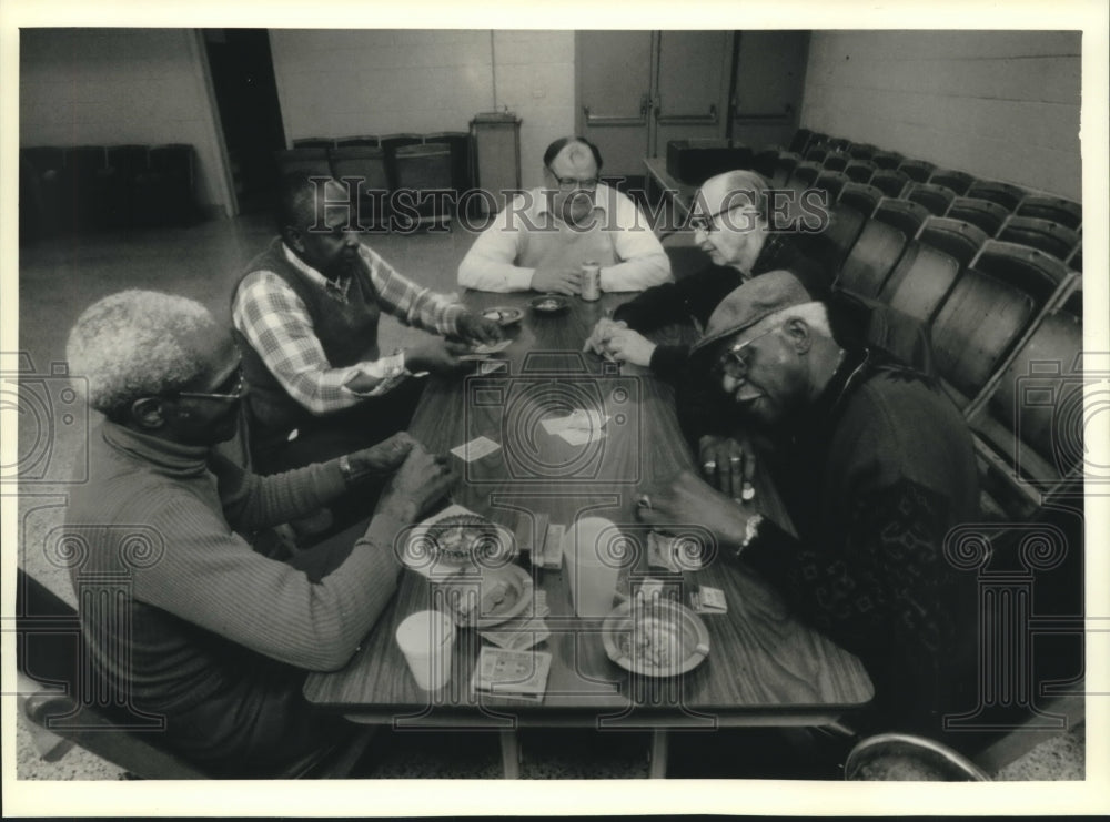 1990 Press Photo Retired A.O. Smith workers play cards, Smith Steel Workers hall - Historic Images