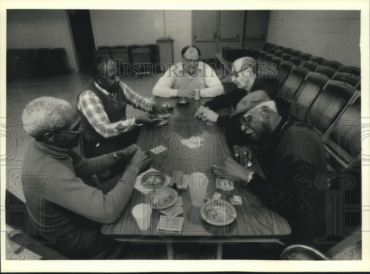 1990 Press Photo Retired A.O. Smith workers play cards, Smith Steel Workers hall - Historic Images