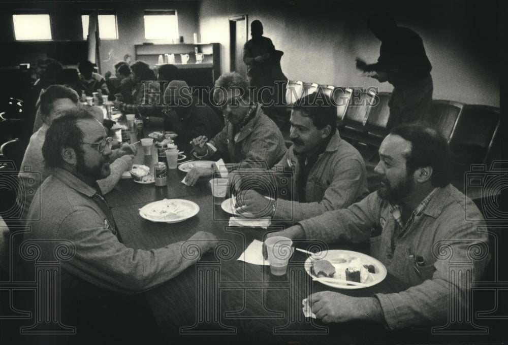 1989 Press Photo Laid-off A.O. Smith workers discuss situation at lunch - Historic Images