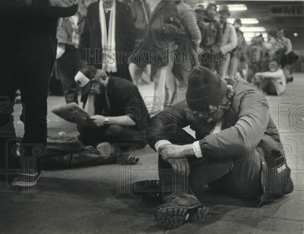 1984 Press Photo Tired applicants wait to apply for jobs at A.O. Smith Wisconsin - Historic Images