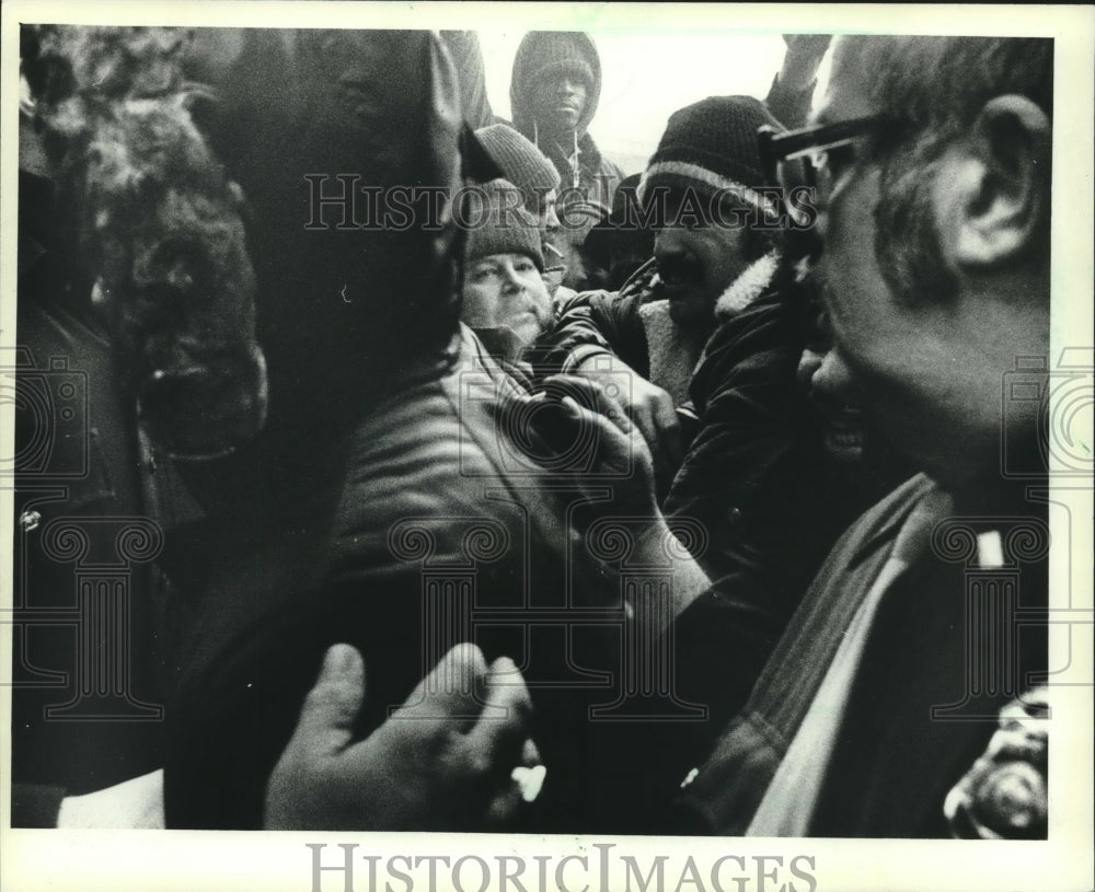 1983 Press Photo Barely room for A.O. Smith job applicants at State Fair Park - Historic Images