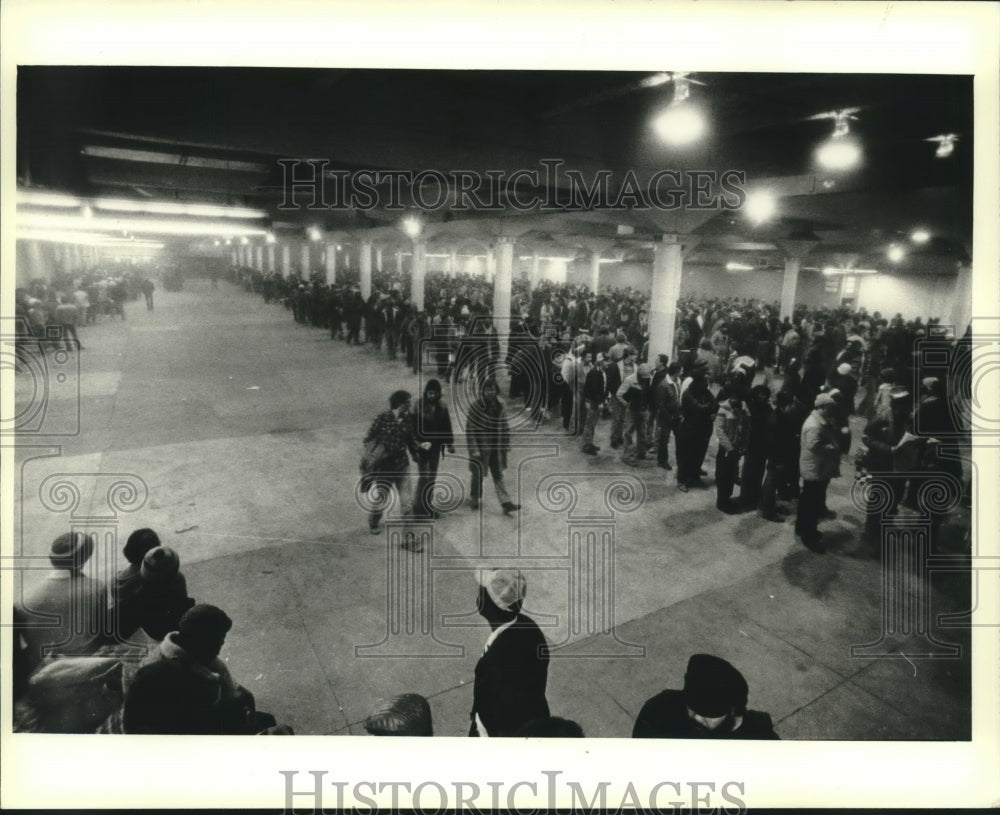 1983 Press Photo Applicants wait to apply for jobs at A.O. Smith Corp, Milwaukee - Historic Images