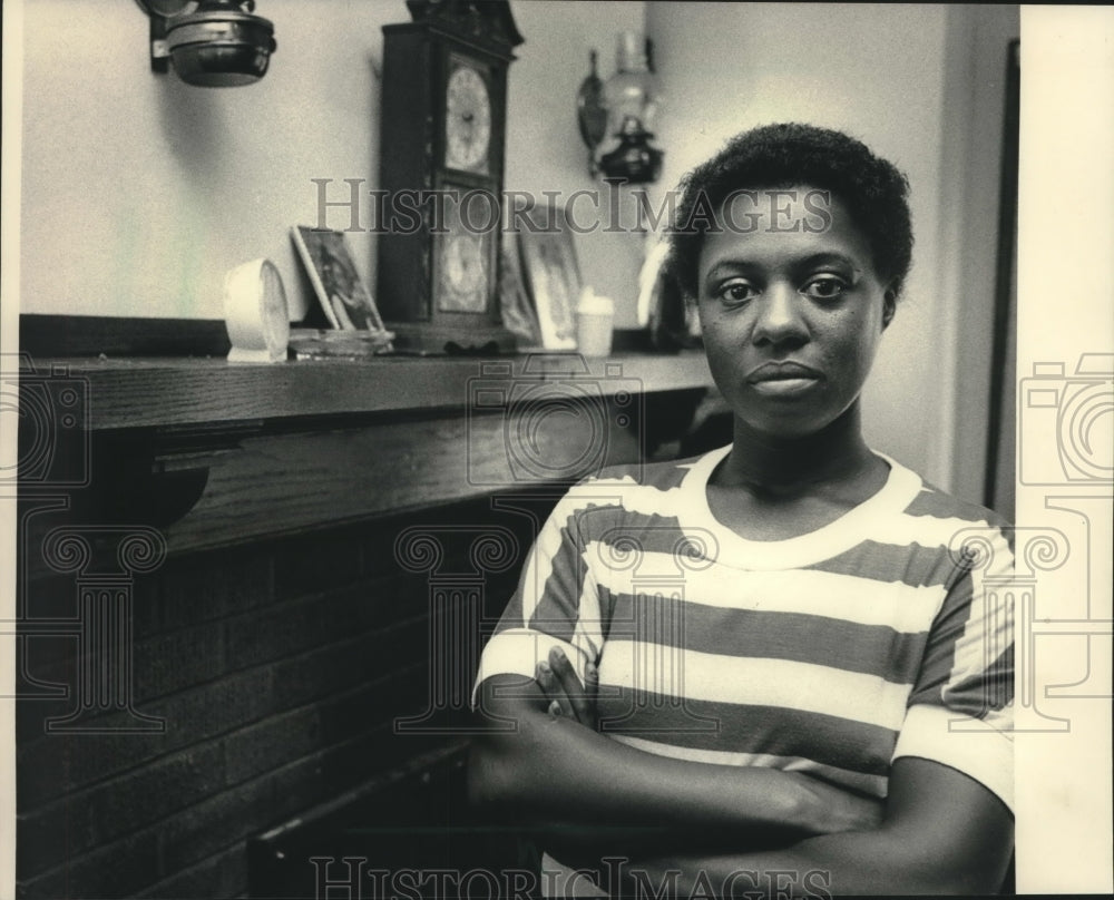1983 Linda Tuggles victim of burglary Milwaukee Wisconsin - Historic Images