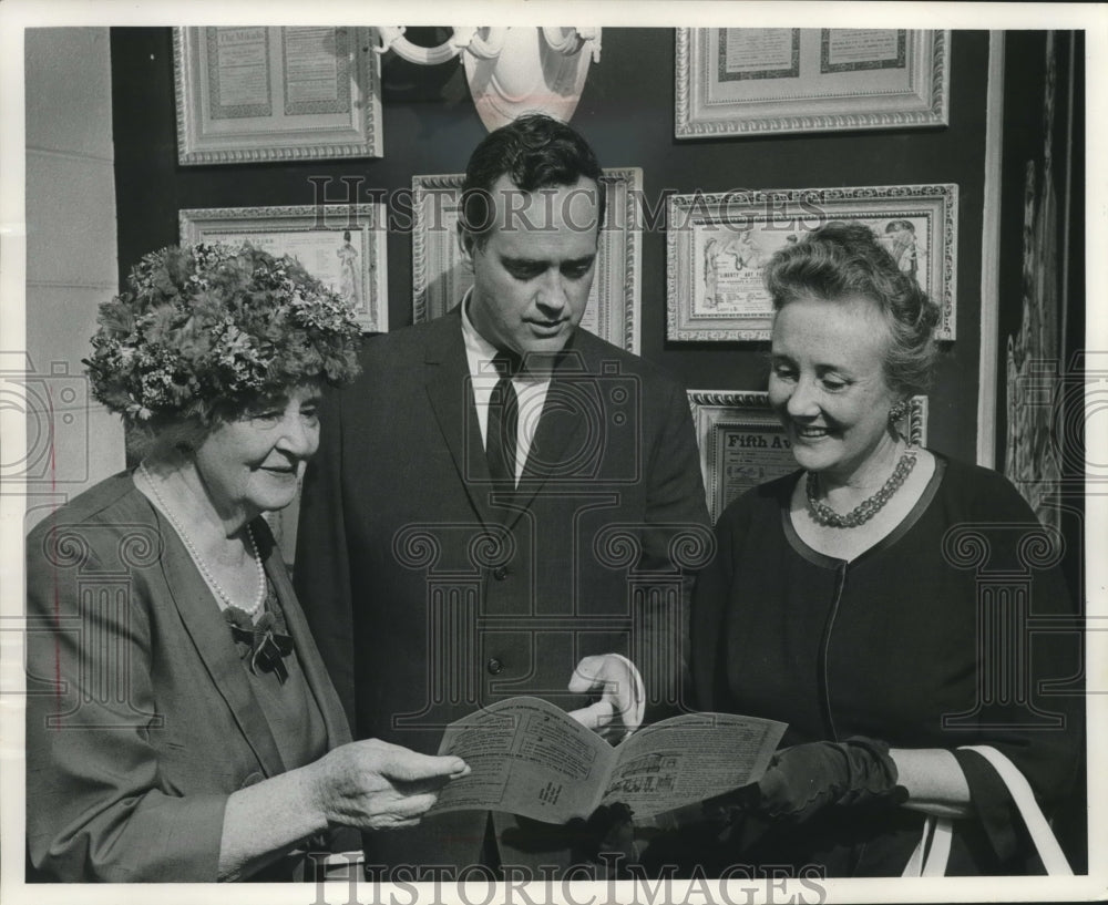 1982 Press Photo Mrs. Herman Uihlein and Mrs. Karl Peters with Marvin Moran - Historic Images