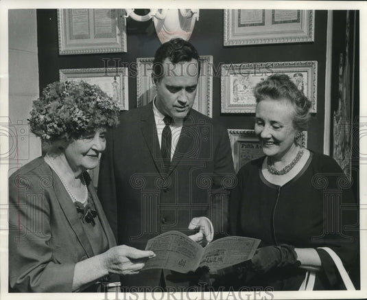 1982 Press Photo Mrs. Herman Uihlein and Mrs. Karl Peters with Marvin Moran - Historic Images