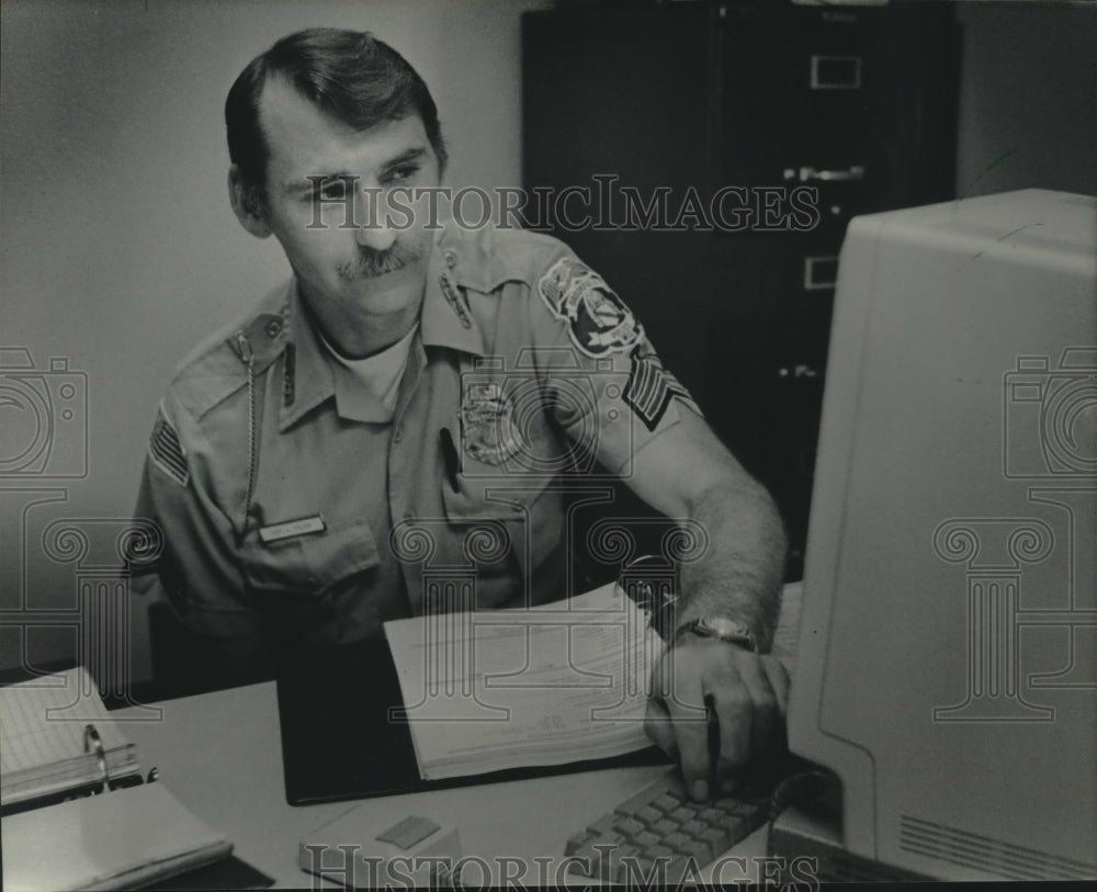 1984 Brookfield police Sergeant Lewis Tyler used a computer - Historic Images