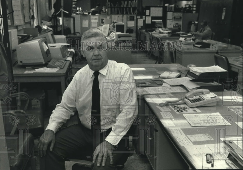 1990 Thomas Thelen, Milwaukee Police Captain, announces retirement - Historic Images