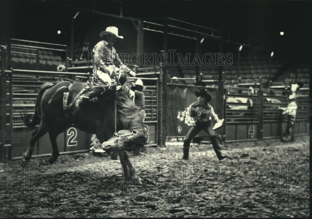 1988 Jeff Switzer clung to saddle during bronco ride Milwaukee rodeo-Historic Images