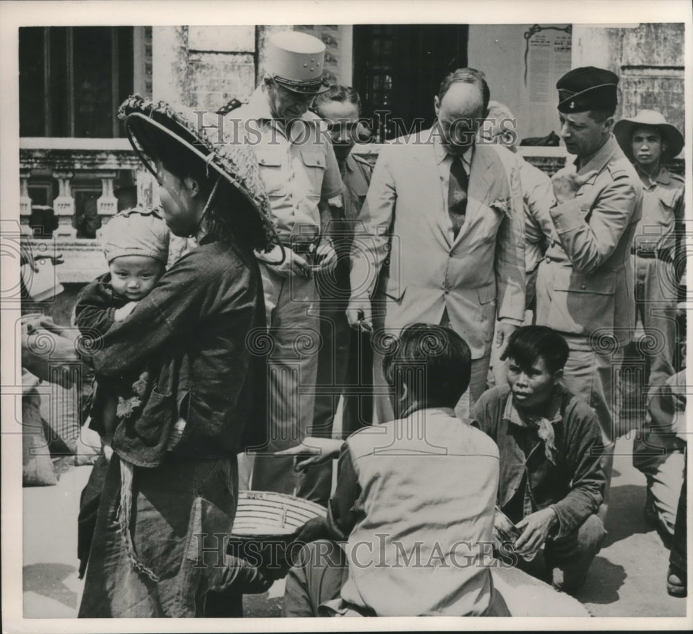 1953 Press Photo Adlai Stevenson watches rice distribution to Indo China natives - Historic Images