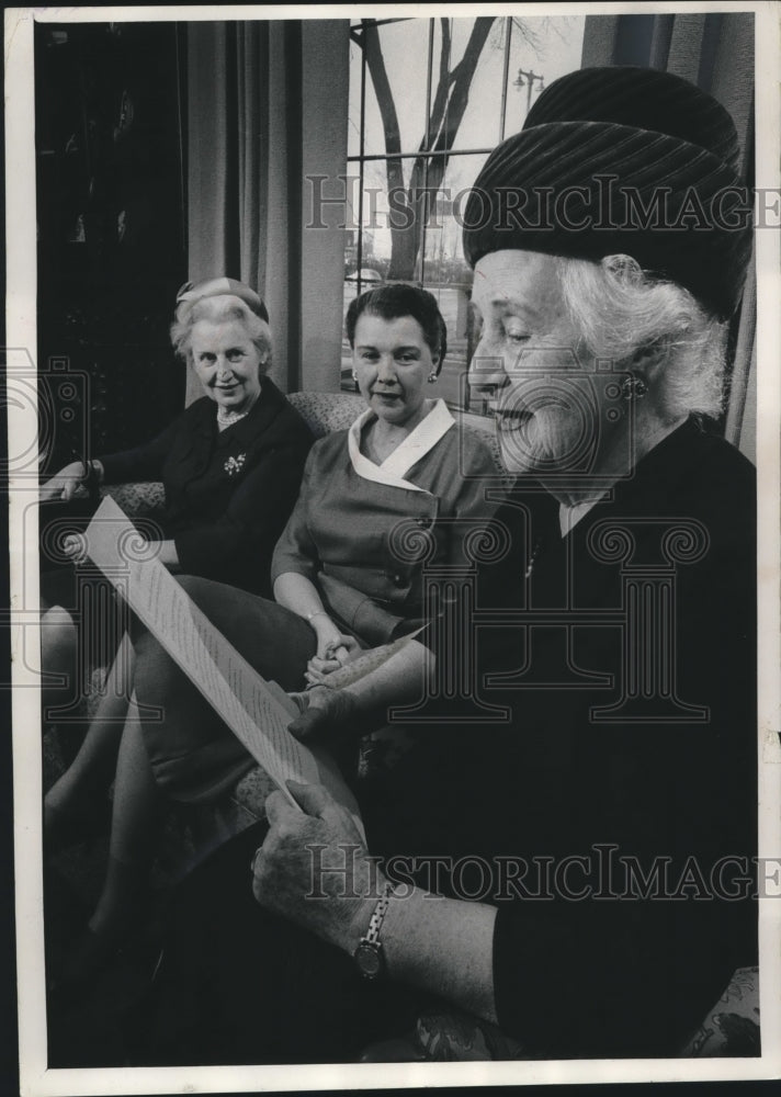 1965 Press Photo Mrs. Uihlein Reads Directive from Metro Opera National Council - Historic Images