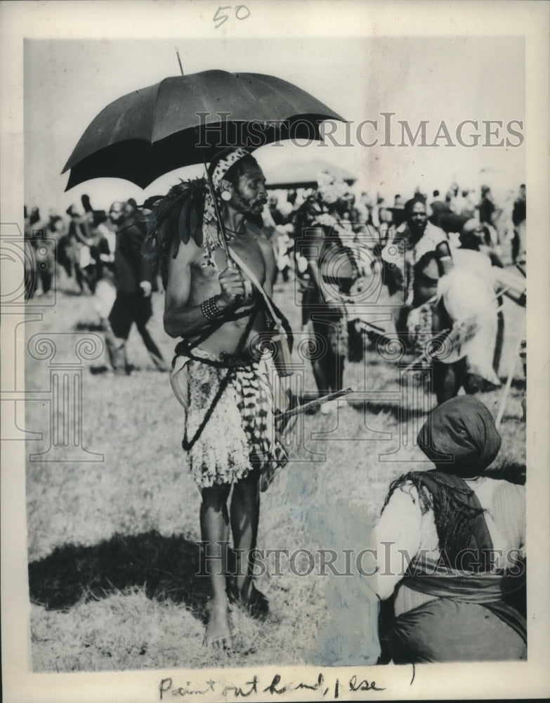 Press Photo South African Native with Umbrella - mjc03394 - Historic Images