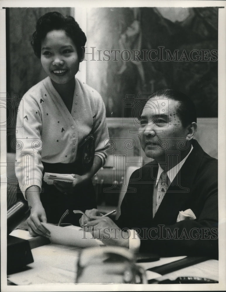 1956 Press Photo Prince Wan Waithayakony and Daughter in New York - mjc03434 - Historic Images