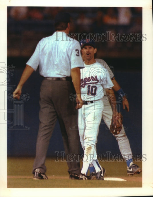 1992 Press Photo Dickie Thon of Rangers arguing with umpire Tim McClelland. - Historic Images