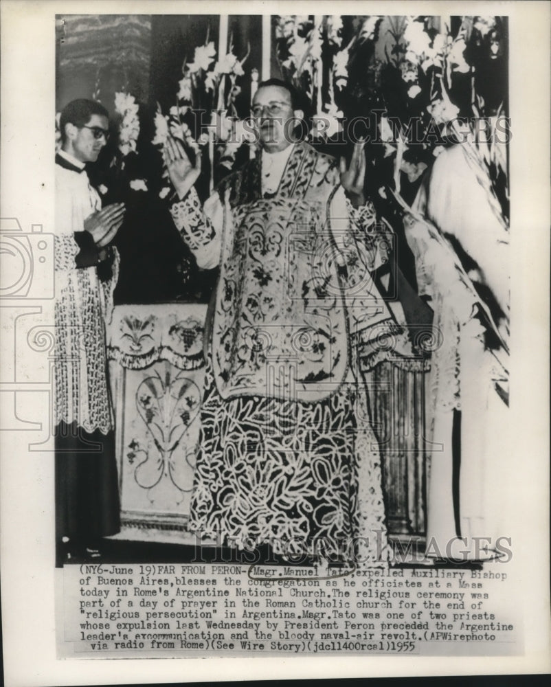 1955 Press Photo Msgr. Manuel Tate, Bishop, officiates mass in Rome church - Historic Images