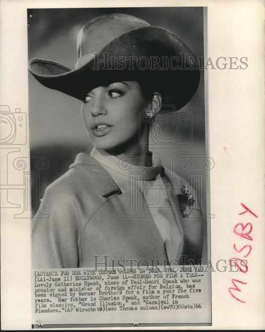 1966, Catherine Spaak signs with Warner Brothers for five years - Historic Images