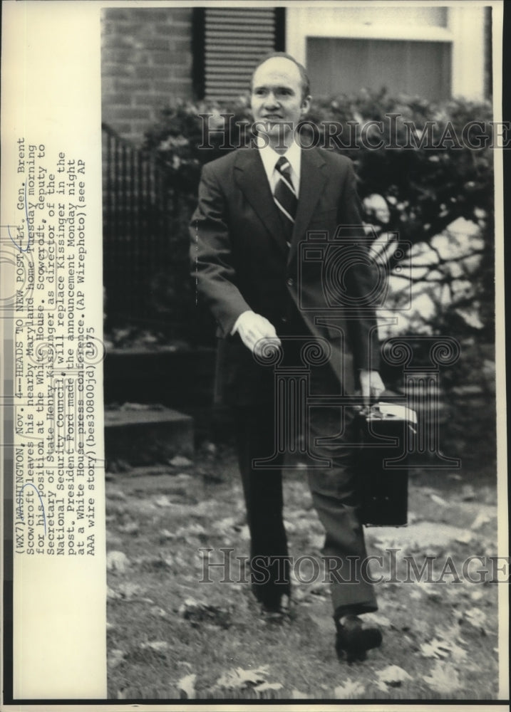 1975 Press Photo Brent Scowcroft leaves his Maryland home for White House - Historic Images