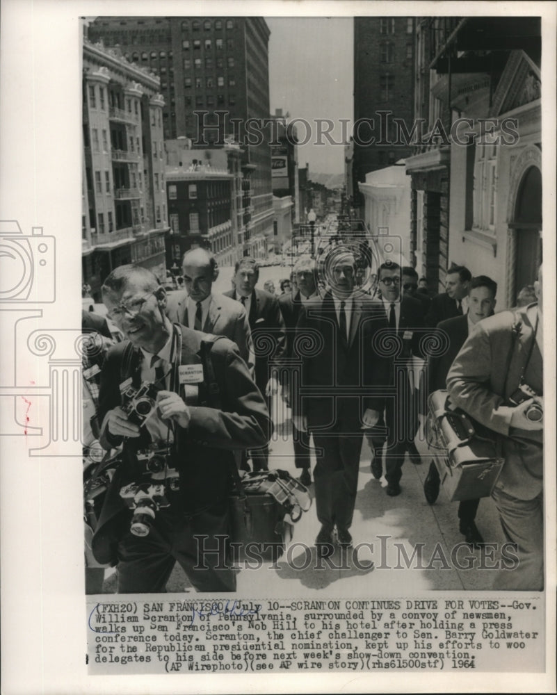 1964 Press Photo Gov. William Scranton surrounded by newsmen in San Francisco- Historic Images