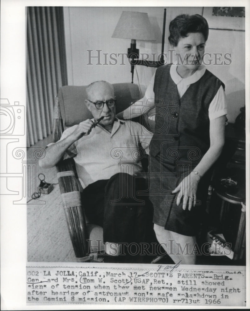 1966 Press Photo Mr. and Mrs. Tom Scott, meet with newsmen, La Jolla, California - Historic Images
