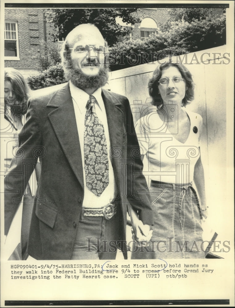 1975 Press Photo Jack &amp; Micki Scott walking to Federal Building Harrisburg - Historic Images