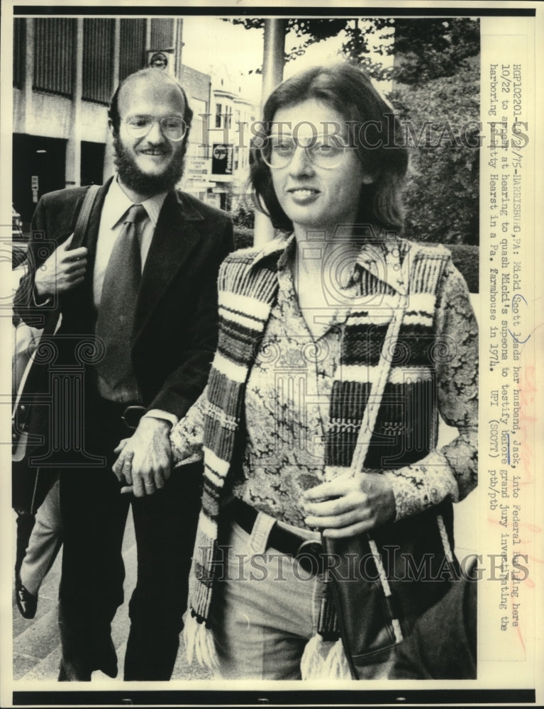 1975 Press Photo Micki Scott and husband Jack at Harrisburg, PA Federal Building - Historic Images