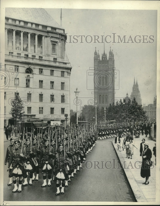 1934, Cameron Highlanders Arrive in London To Relieve Queen's Guards - Historic Images